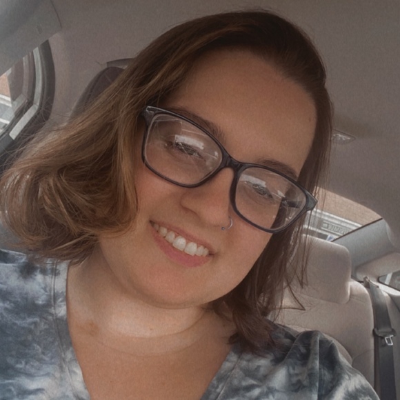 Meet your Posher, Cynthia - Picture 1 of 1